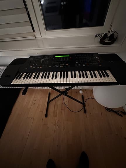 Roland E-86 Intelligent Synthesizer / Keyboard (Reparationsobjekt / Defek