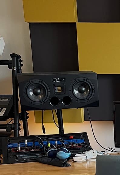 Et sæt Adam A77x