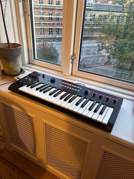 Korg R3 synthesizer keyboard 37 tangenter sort/hvid