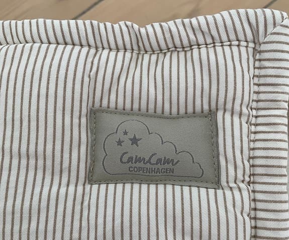 Cam Cam Copenhagen sengerand, camel & cremefarvet - som ny