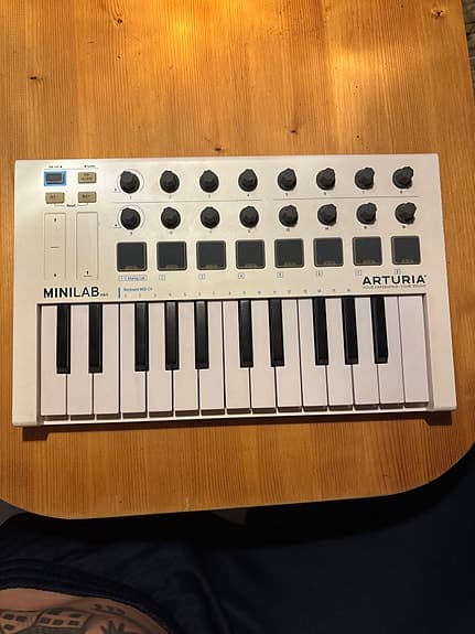 Arturia Minilab mkII MIDI keyboard controller hvid