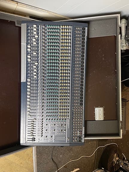 Behringer MX 3282A