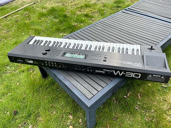 Roland W-30 – Legendarisk Sampling Keyboard