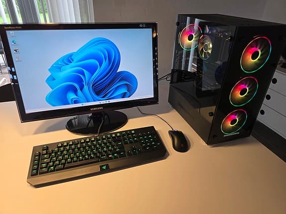 Ryzen 5 Arc A750 Gaming PC Setup med Skærm og Tilbehør