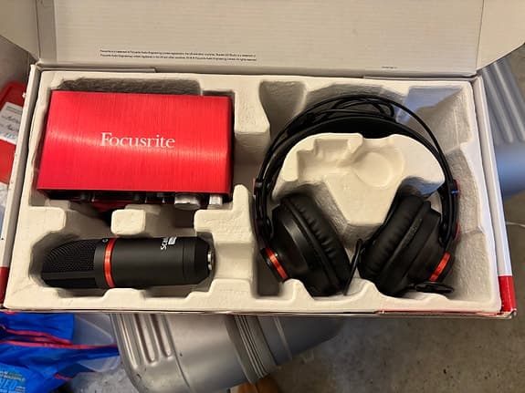 Focusrite Scarlett lydkort med mikrofon og hovedtelefoner