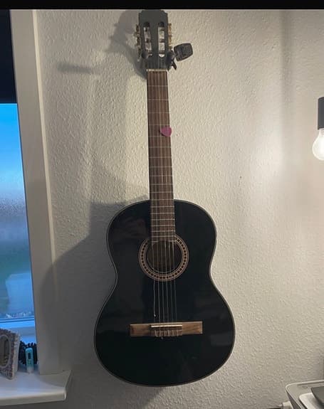 Sort akustisk guitar
