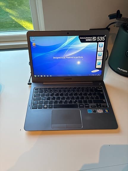 Samsung Series 5 535 13,3” – 500 GB / 4 GB RAM + ADAX sleeve