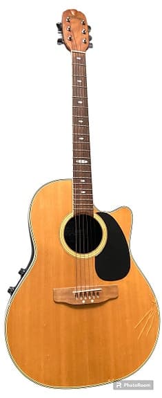 Halvakustisk western-guitar roundback med indbygget pickup.
