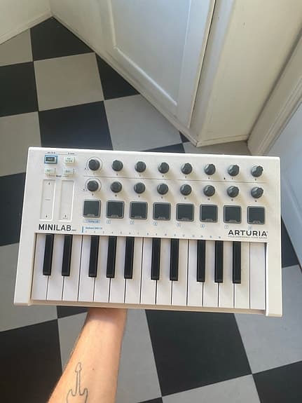 Arturia Minilab MIDI keyboard controller hvid