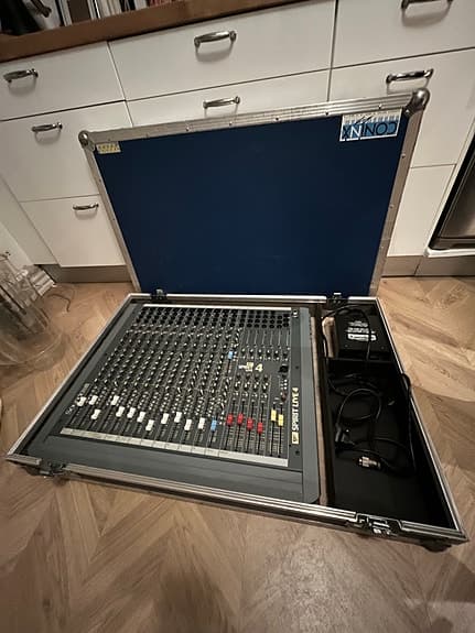Soundcraft Spirit Live 4 – analog mixerpult med flightcase