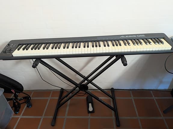 Alesis Q88 midi keyboard