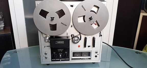 Akai - 1720L 4-spors stereo med indbygget forstærker og højttalere. Reel to reel