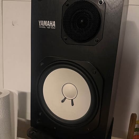 Yamaha NS10 med Denon amp, kabler og stands