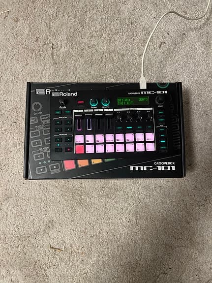 Roland MC-101 groovebox / sampler