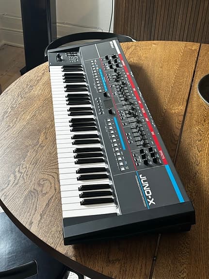 Roland Juno-X synthesizer i Super stand