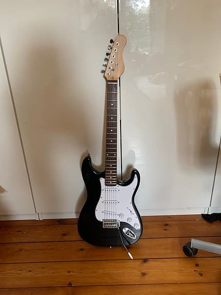 Stratocaster stil elektrisk guitar sort