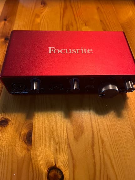 Focusrite Scarlett 2i2 lydkort audio interface rød
