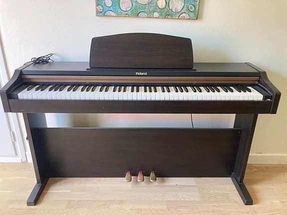Roland digital piano - HP101e-RW