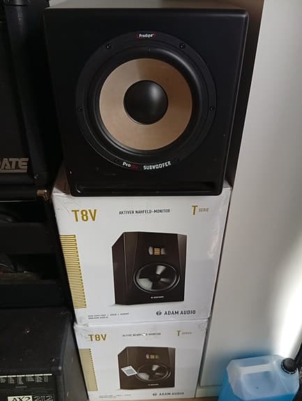 Studio monitors Adam og en sub.