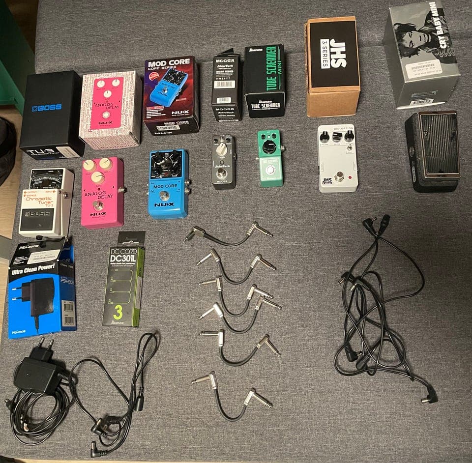 Selger unna diverse gitar pedaler og tilbehør