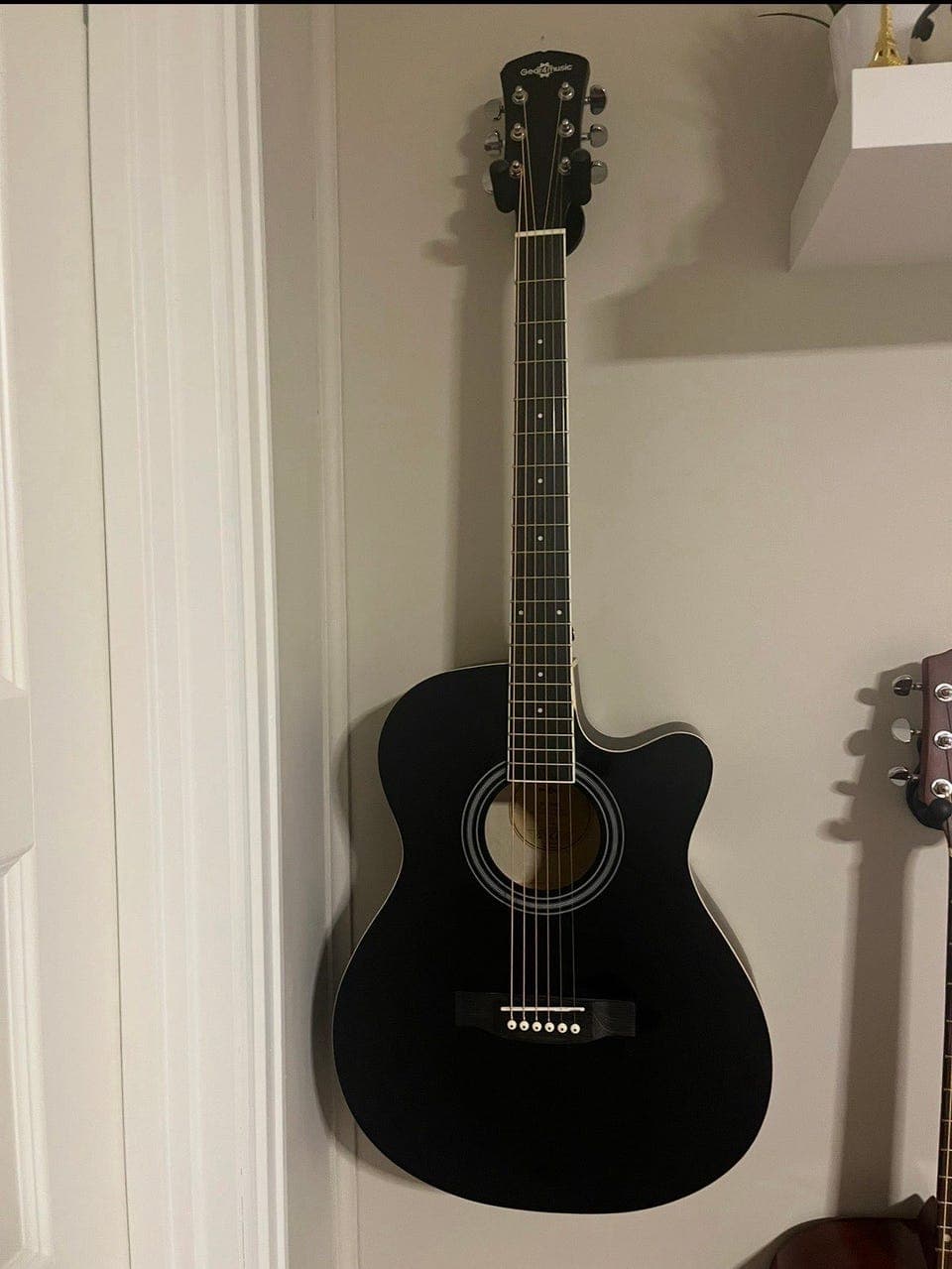 Gear4music SC-100BK elektroakustisk gitar cutaway svart