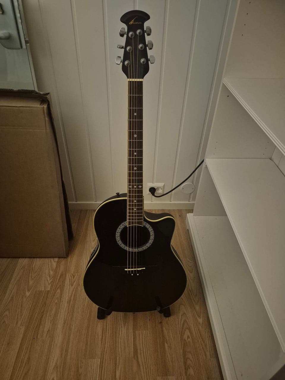 Ovation Electro-Akustisk Gitar