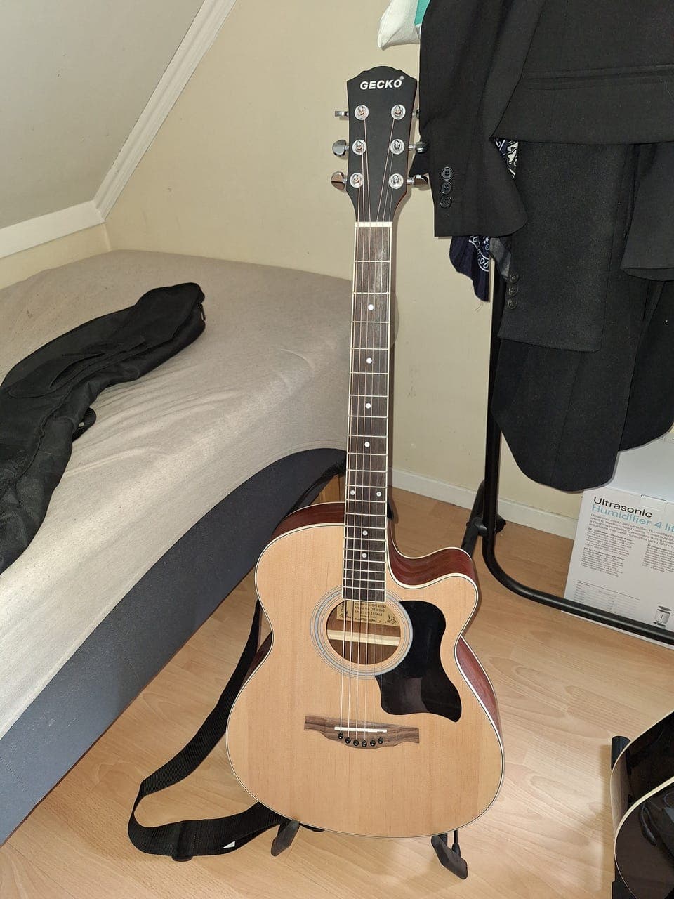 Akustisk-elektrisk gitarpakke til salgs