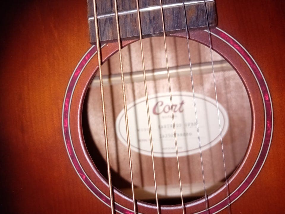 Cort akustisk gitar med innebygd elektronikk