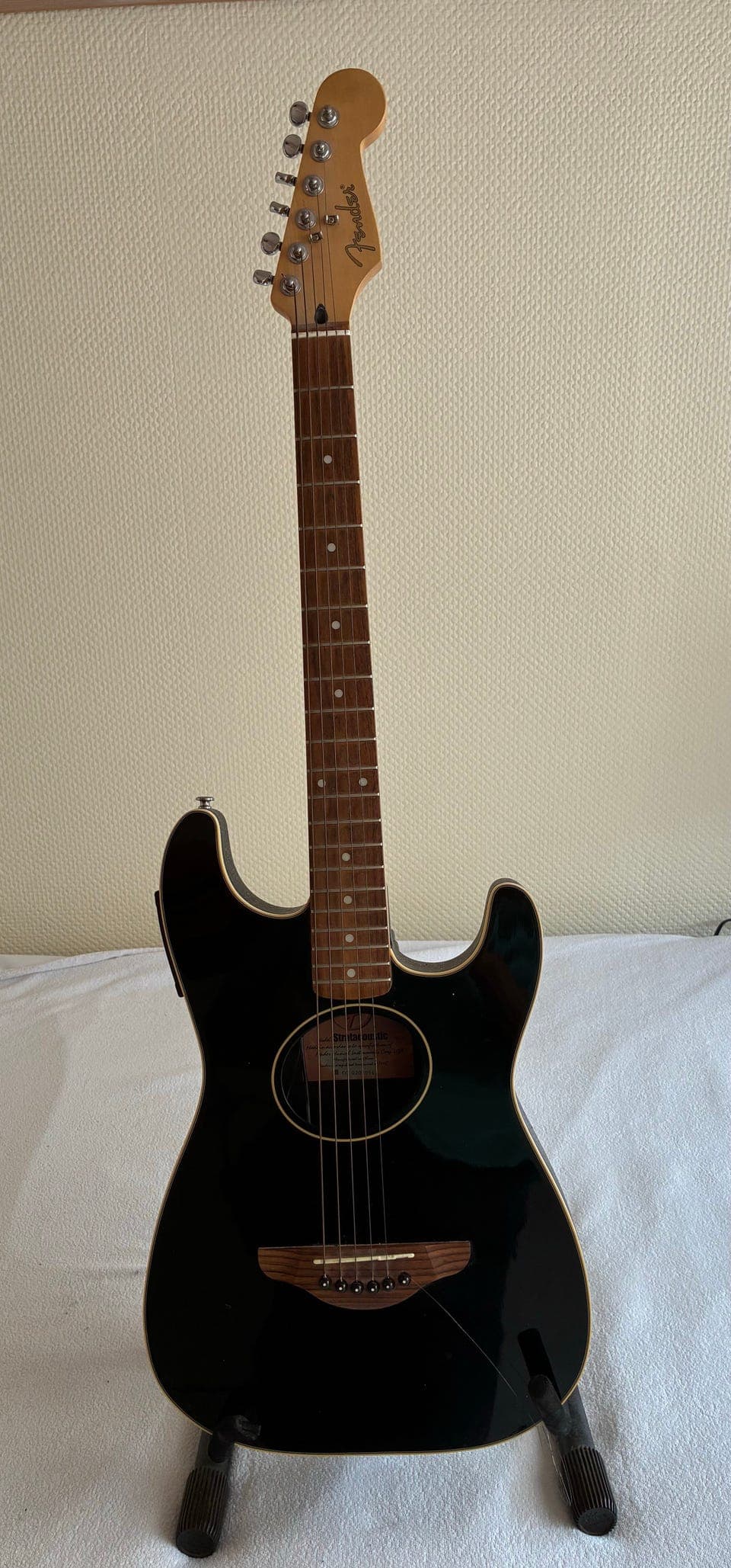 Strøken Fender Stratacoustic 2002-modell (Elektro-akustisk)
