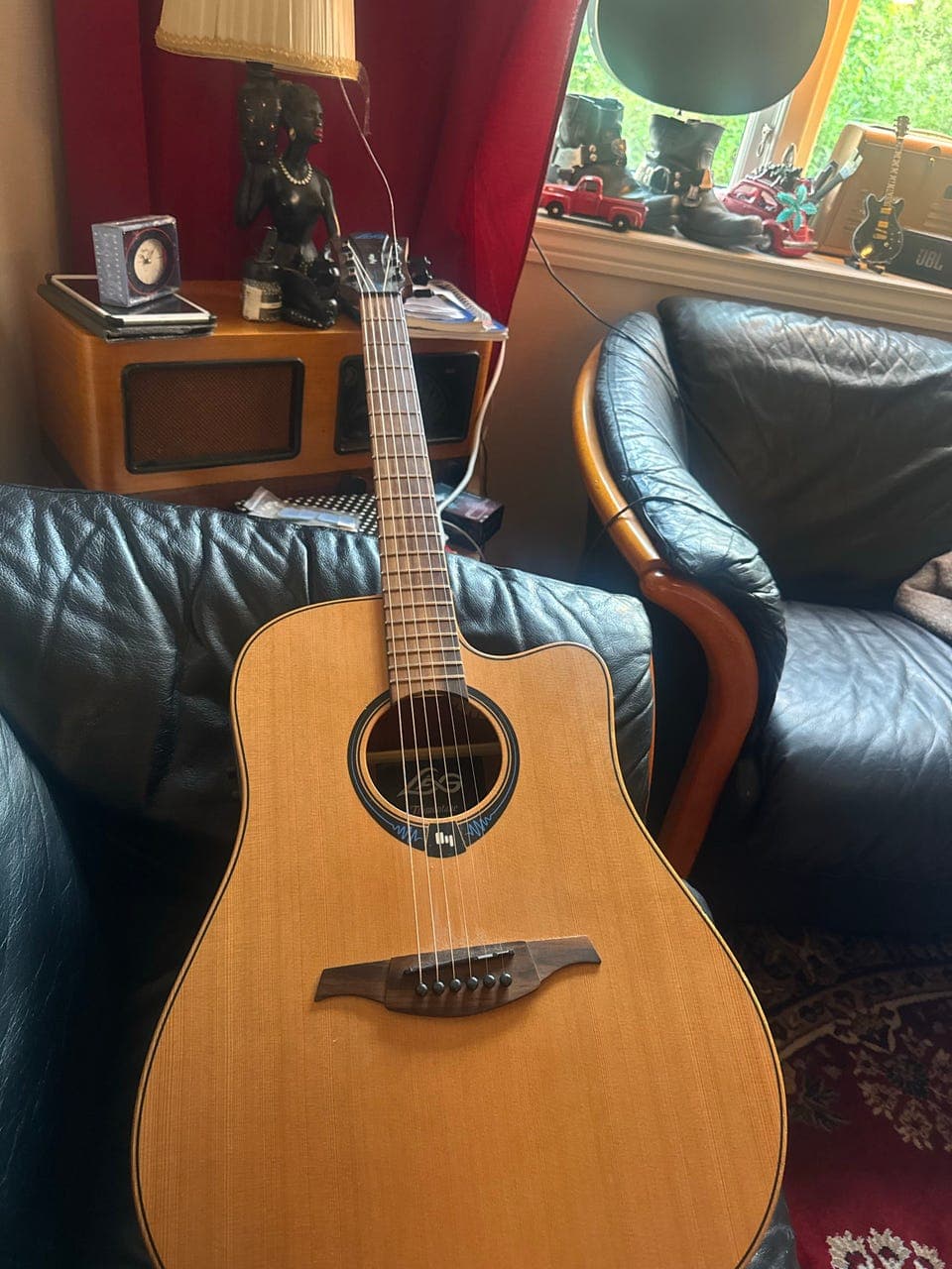 Lâg Tramontane HyVibe akustisk gitar med cutaway