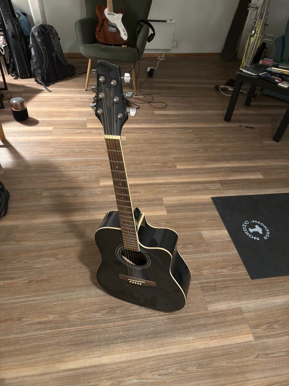 Stagg elektroakustisk gitar svart