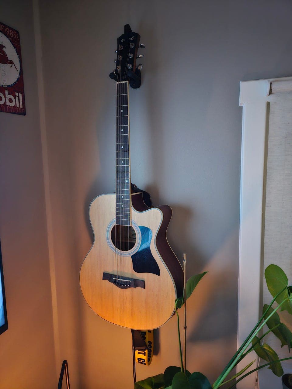 akustisk gitar med pickup/preamp og stemmeapparat innebygd