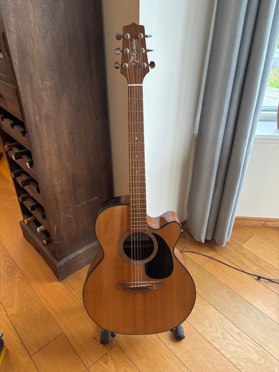 Takamine EG220C elektroakustisk gitar + stativ