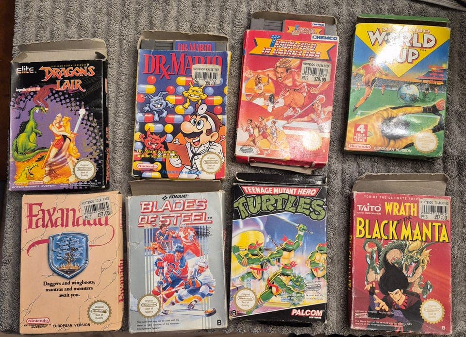 8 NES-spill i eske, alle SCN – Turtles, Dragon's Lair, World Cup m.fl