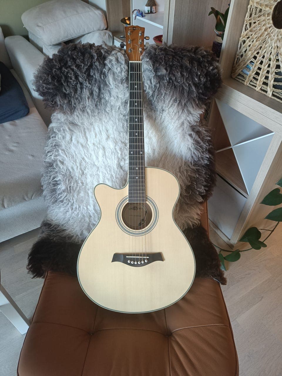 Venstrehendt elektroakustisk gitar i god stand