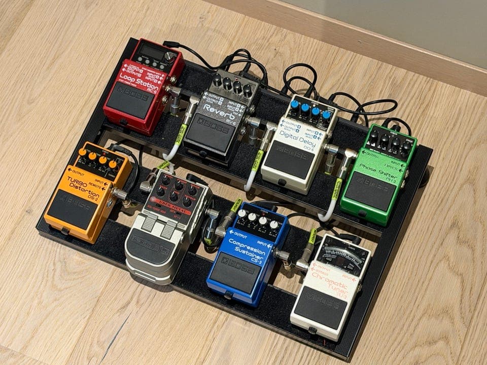 Komplett pedalbrett/gitarpedaler. Boss, Harley Benton, Line 6.