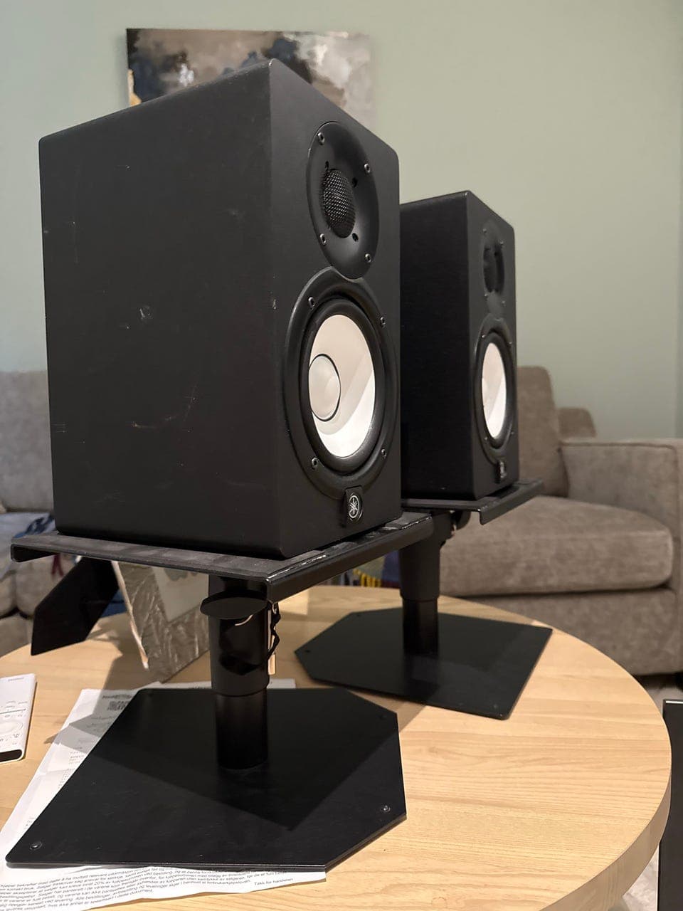 2 Yamaha HS5 aktive studiomonitorer svarte med stativ