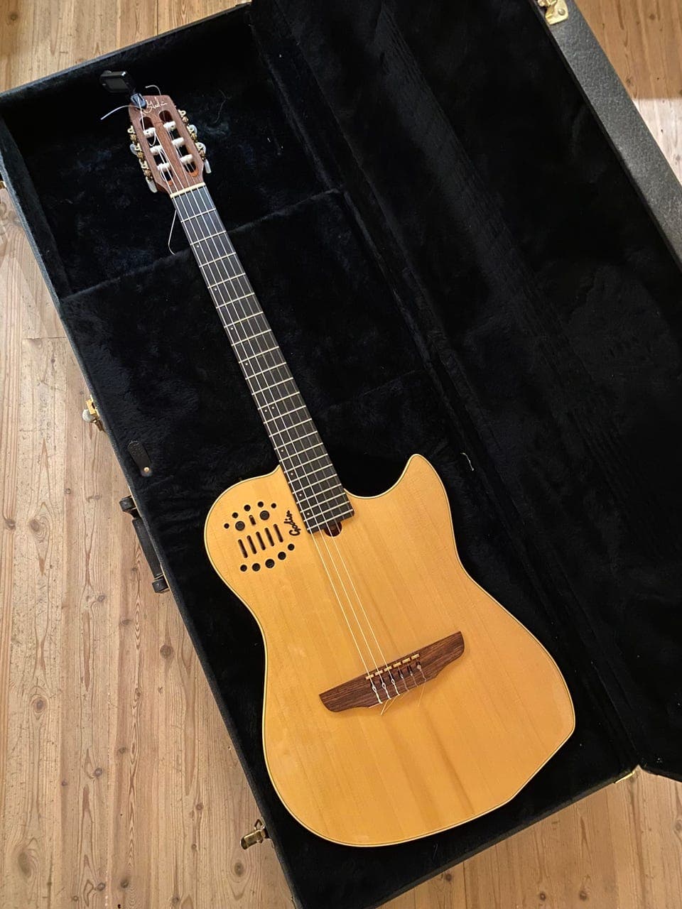 Godin Multiac Nylon akustisk gitar med transportkasse