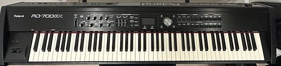 Roland RD-700GX stage piano med SRX-utvidelser og Gator trillekoffert