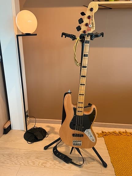 Nydelig, oppgradert Squier (Fender)Jazz Bass Butterscotch/natur