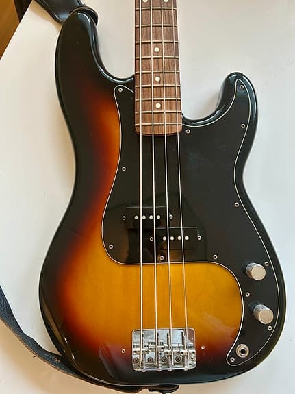 Fender Precision-bass med koffert