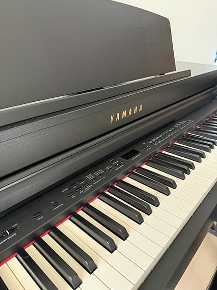 Clavinova CLP-440B digital piano + pianokrakk + 3 pianobøker + adapter