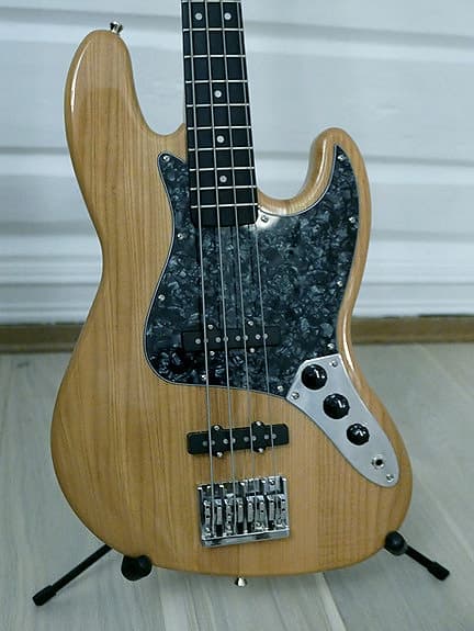 Klassisk Jazz-Bass i glossy sumpask nat. med dot-neck, high mass strengestol