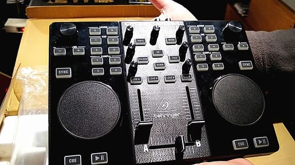 Behringer (CMD Studio 2A) (DJ Controller)