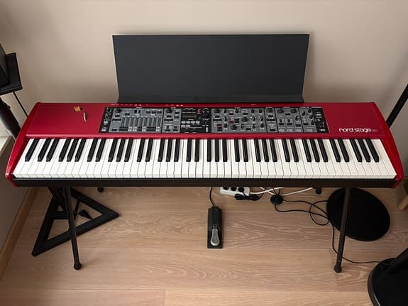 Nord Stage EX 88 med stativ, sustain pedal og høytaler m/stativ