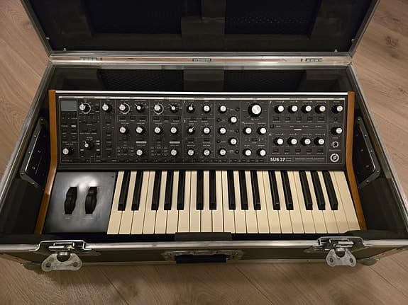 Moog Sub 37 analog synthesizer 37-tangenters svart