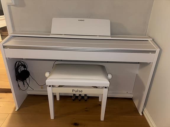 Casio Privia PX-870 digital hvitt piano med krakk og hodetelefoner