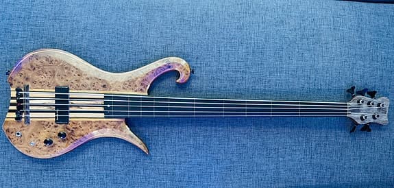 Eve Guitars 5-strengs fretless bass – håndlaget boutiqueinstrument fra Skottland