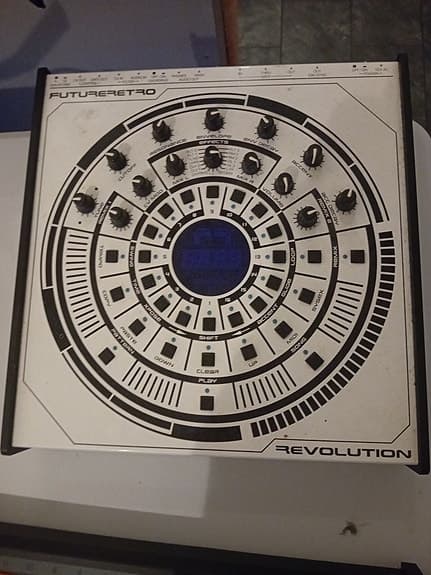 Future Retro Revolution – sjelden analog acid-synth / TB-303 klone