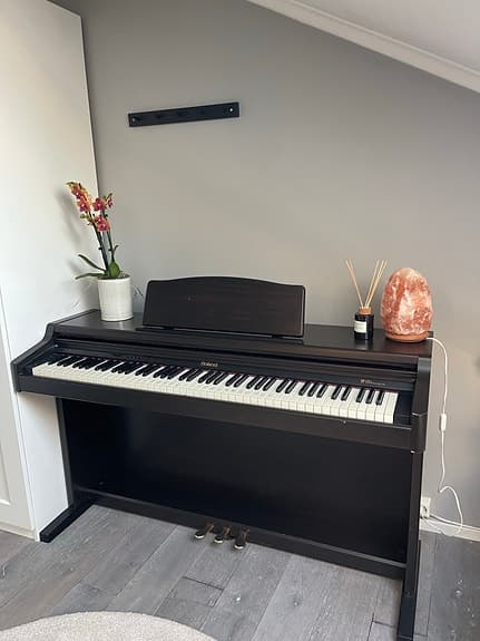 Roland HP 147e Digital Piano Svart